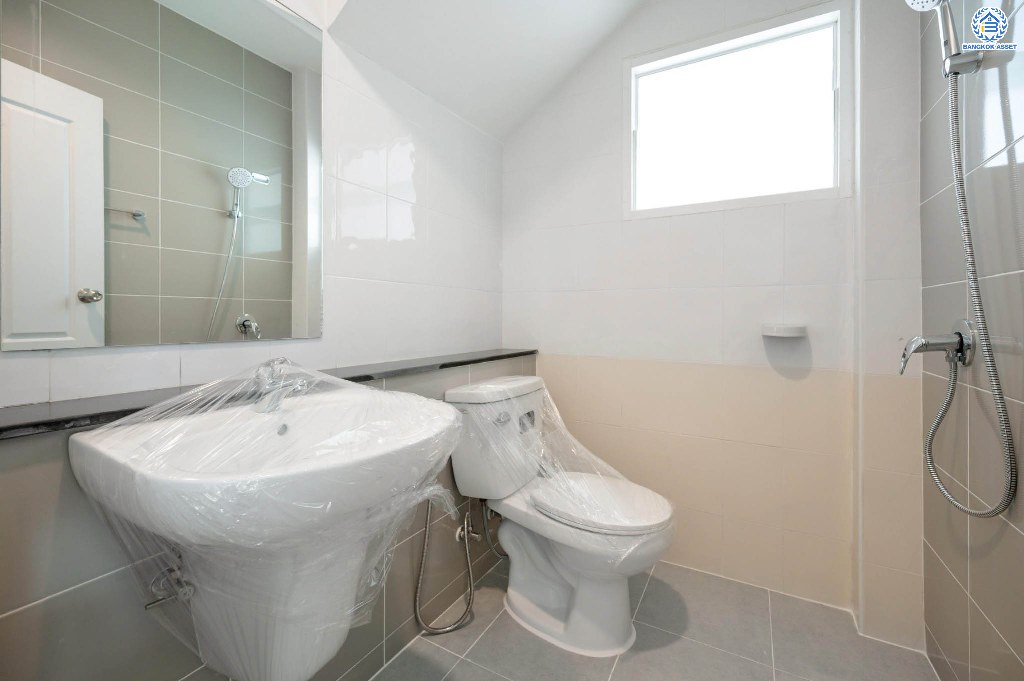 บ้านมือสองตกแต่งใหม่ โครงการ แลนซีโอคริป ปิ่นเกล้า-วงแหวนฯ เนื้อที่กว้าง 35.30 ตร.ว. ฟังก์ชัน 3 ห้องนอน 2 ห้องน้ำ 1 ที่จอดรถ บนทำเลเดินทางสะดวก เชื่อมต่อถนนกาญจนาภิเษก เข้า-ออกได้หลายเส้นทาง  ใกล้รถไฟฟ้าสายสีม่วง "สถานีสามแยกบางใหญ่" และจุดขึ้นทางด่วน "ศรีรัช"...